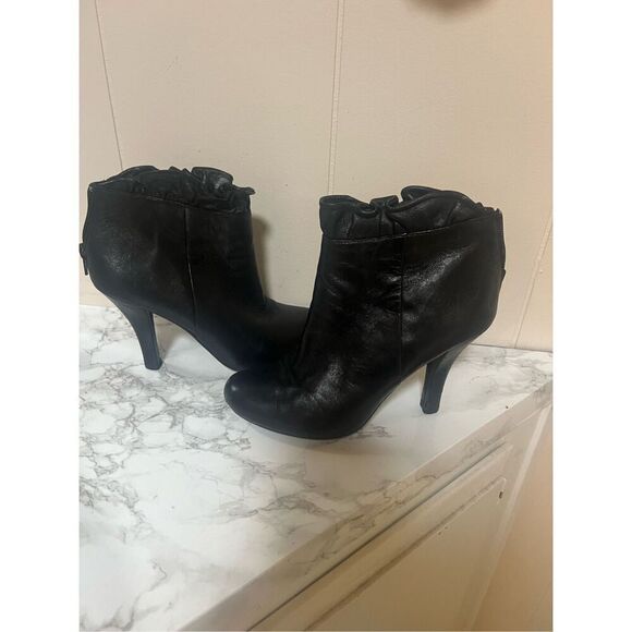 Me Too JUJU Black Leather Ruffle Top Booties 4” Spike Heels Size 7 - Picture 3 of 7